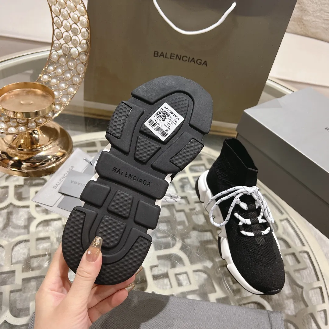👟👟Ex-factory price 400👟👟 Balenciaga classic sock boots, originally produced by the factory, purchasing agent level. The latest original outsole mold, (TPU ten-vacuum outsole, the highest version on the market, please do not compare prices with TPR outsole, don’t bother if you don’t know the product) The black, white and red three-color vacuum sole shows high-end luxury. •Upper: elastic fly weave, double-layer composite gold wire high-elastic knitted mesh cotton •Inner lining: imported double-sided velvet, which is comfortable and resilient to shape •Insole: original imported terry cloth, breathable and not fading •Sole: TPU ten-vacuum outsole (to eliminate pores) •Packaging: full set of packaging (certificate, cloth bag, handbag) •Size: 35-47 standard code (34, 45, 46.47 can be customized and non-returnable)